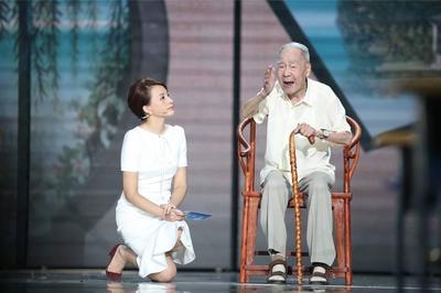 董卿這一跪,是最美的中華驕傲